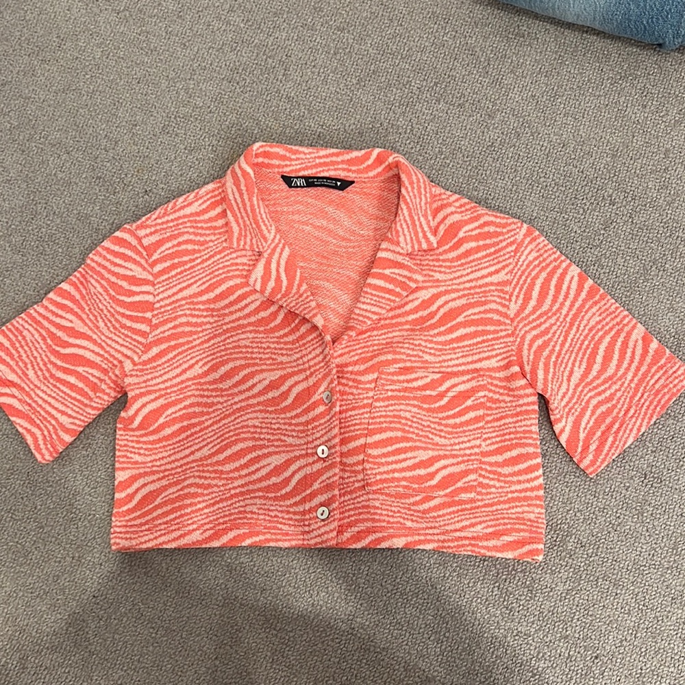 Zara cropped and collared shirt. Perfect for a pop of color in an outfit!